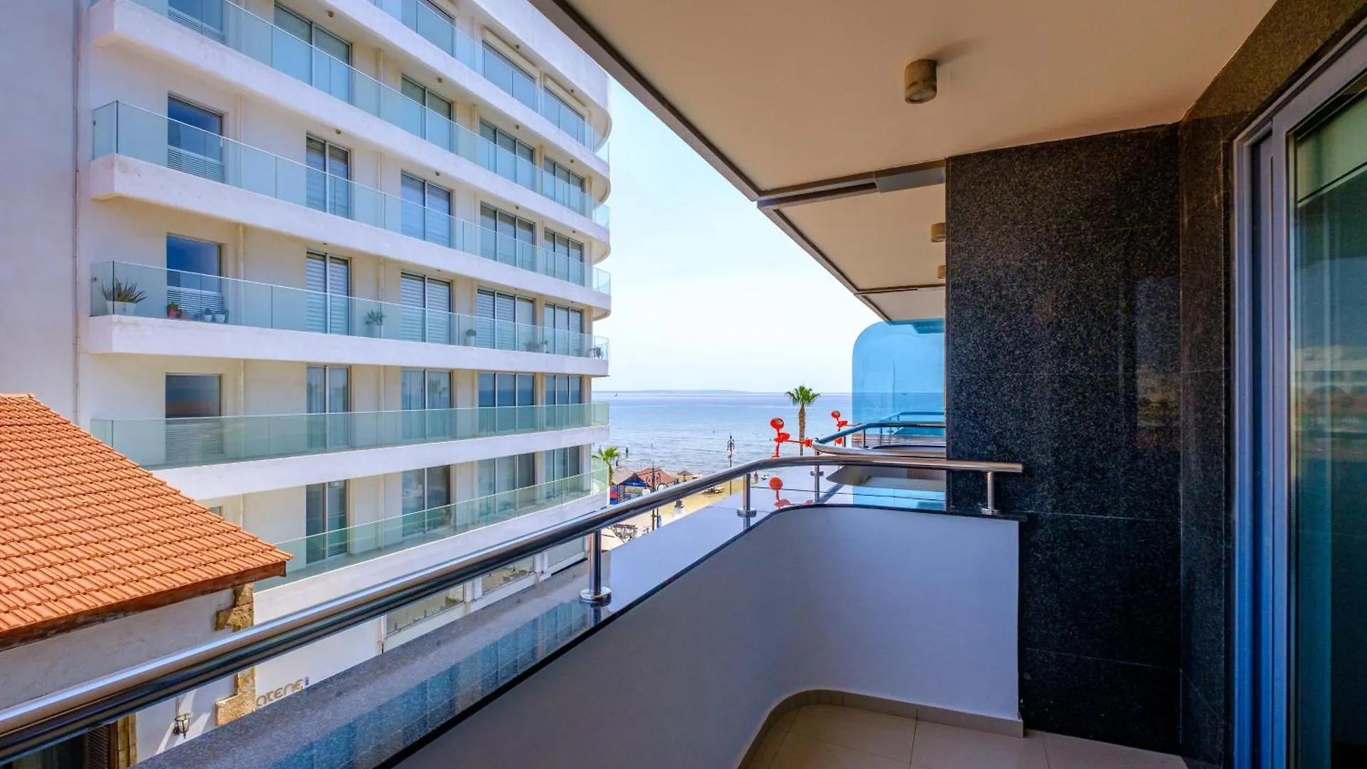 Downtown Finikoudes Beach Apartment Lárnaka