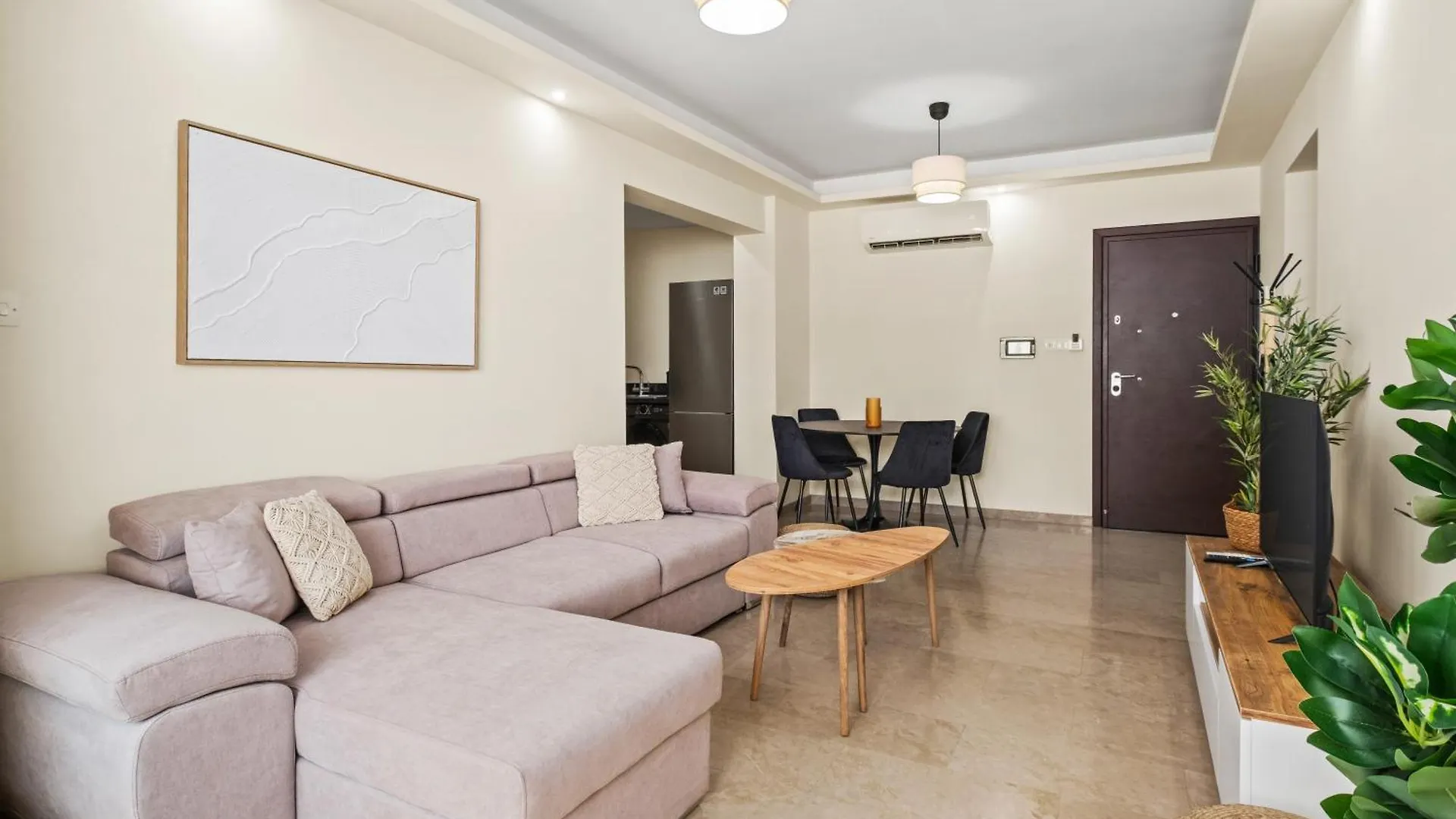 Downtown Finikoudes Beach Apartment Lárnaka Ciprus