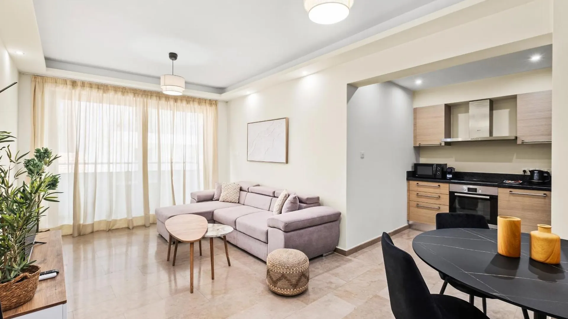 Downtown Finikoudes Beach Apartment Lárnaka Ciprus